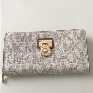 Micheal kors leather large wallet